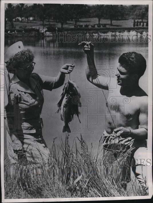 1950 Press Photo of a wounded veteran fishing outside the VA hospital/St.Louis