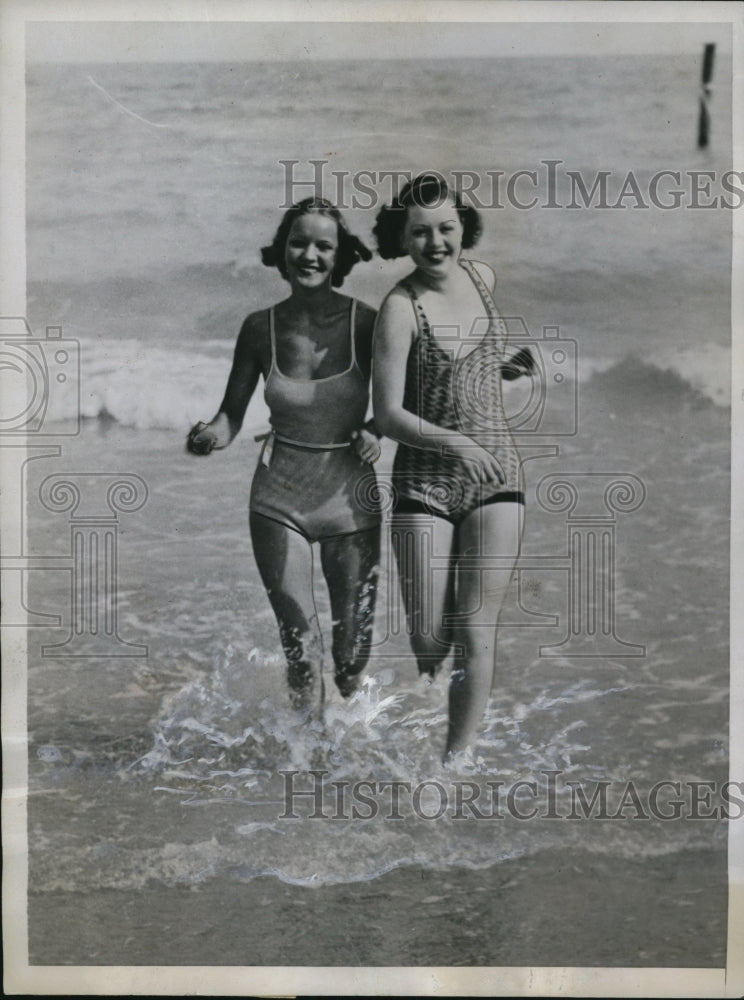 1935 Press Photo Miss Florence Legg and Miss Bert Foth at Ron Ey Plaza Beach