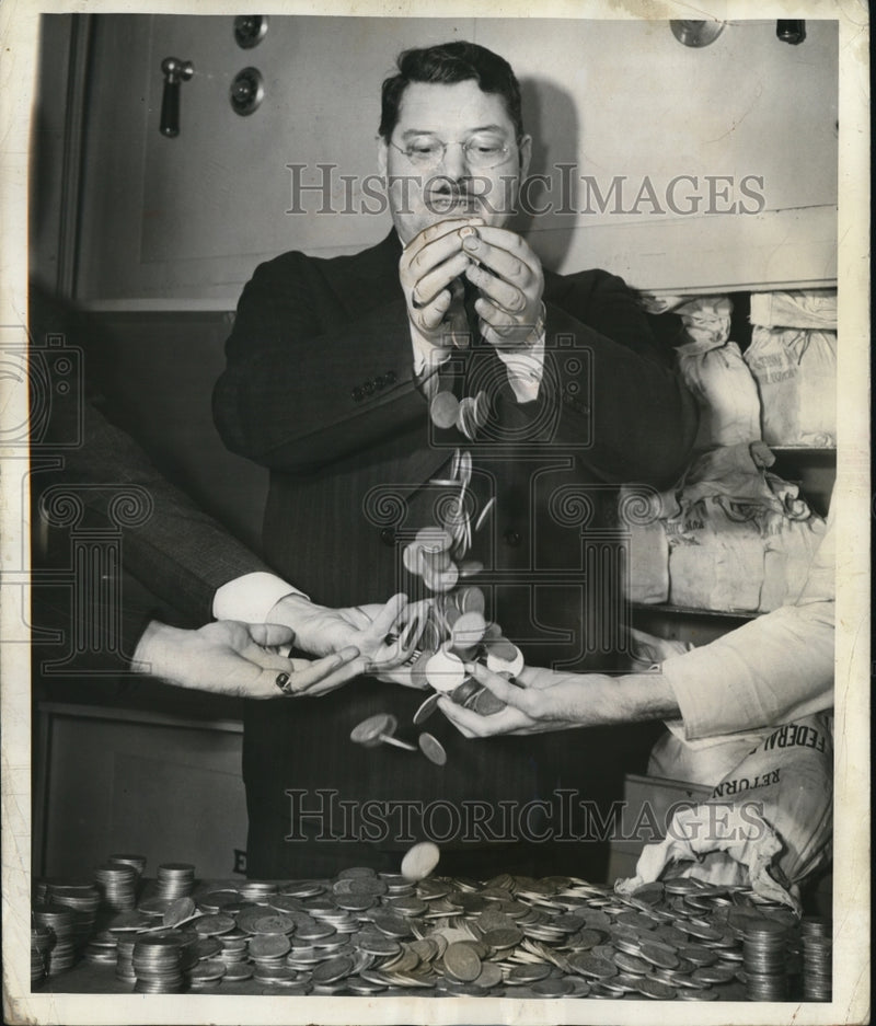 Load image into Gallery viewer, 1940 Press Photo Prof Quiz at Battle of Wits Program over Columbia network
