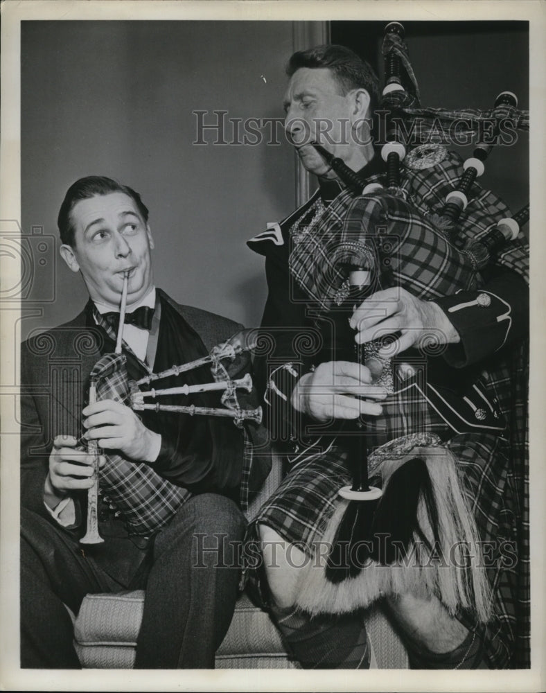 Load image into Gallery viewer, 1951 Press Photo Esso's Alan Young on new Magnus all-plastic bagpipe
