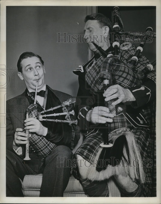 1951 Press Photo Esso's Alan Young on new Magnus all-plastic bagpipe