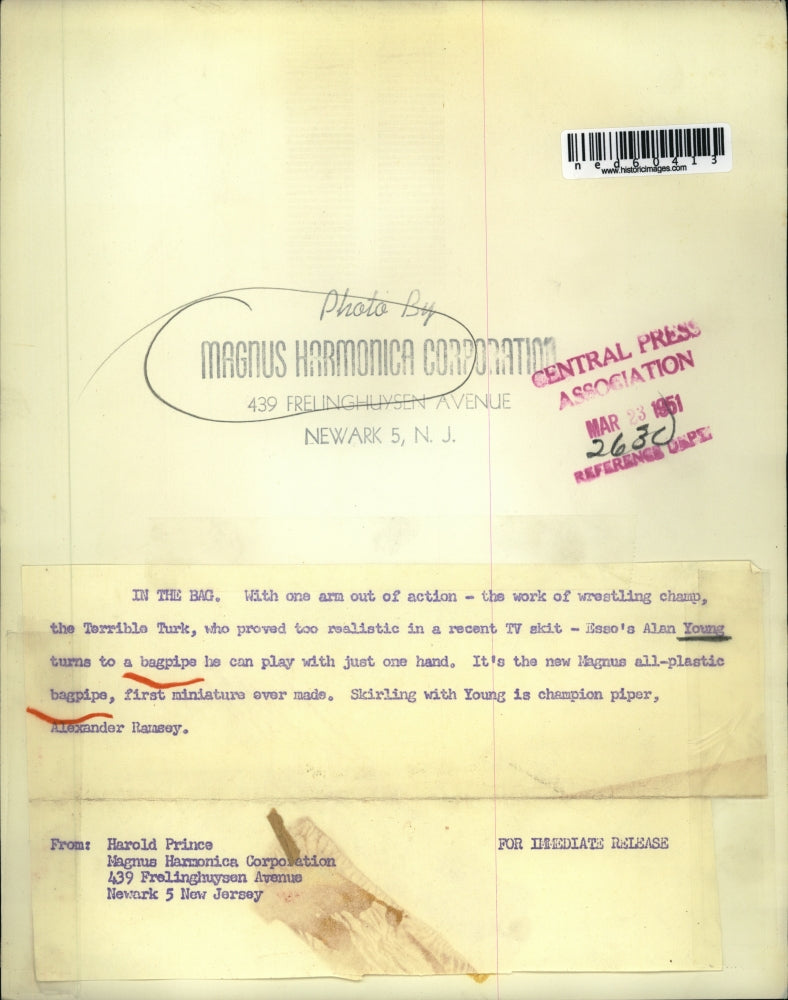 1951 Press Photo Esso's Alan Young on new Magnus all-plastic bagpipe