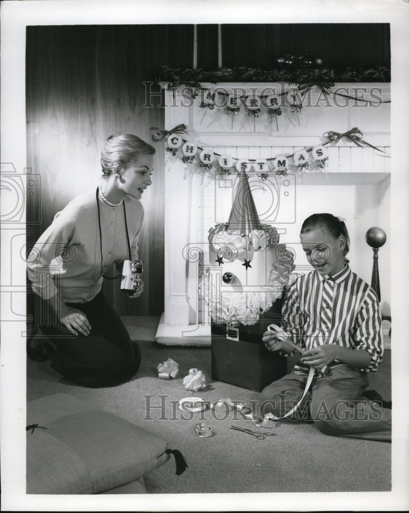 1958 Press Photo Girl Making a Santa Decoration