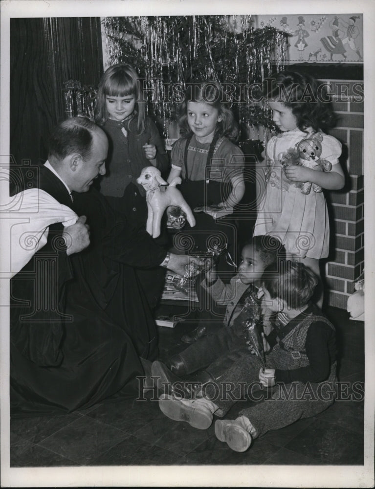 1946 Press Photo Judge Erwin A. Robson Distributes Gift to Children