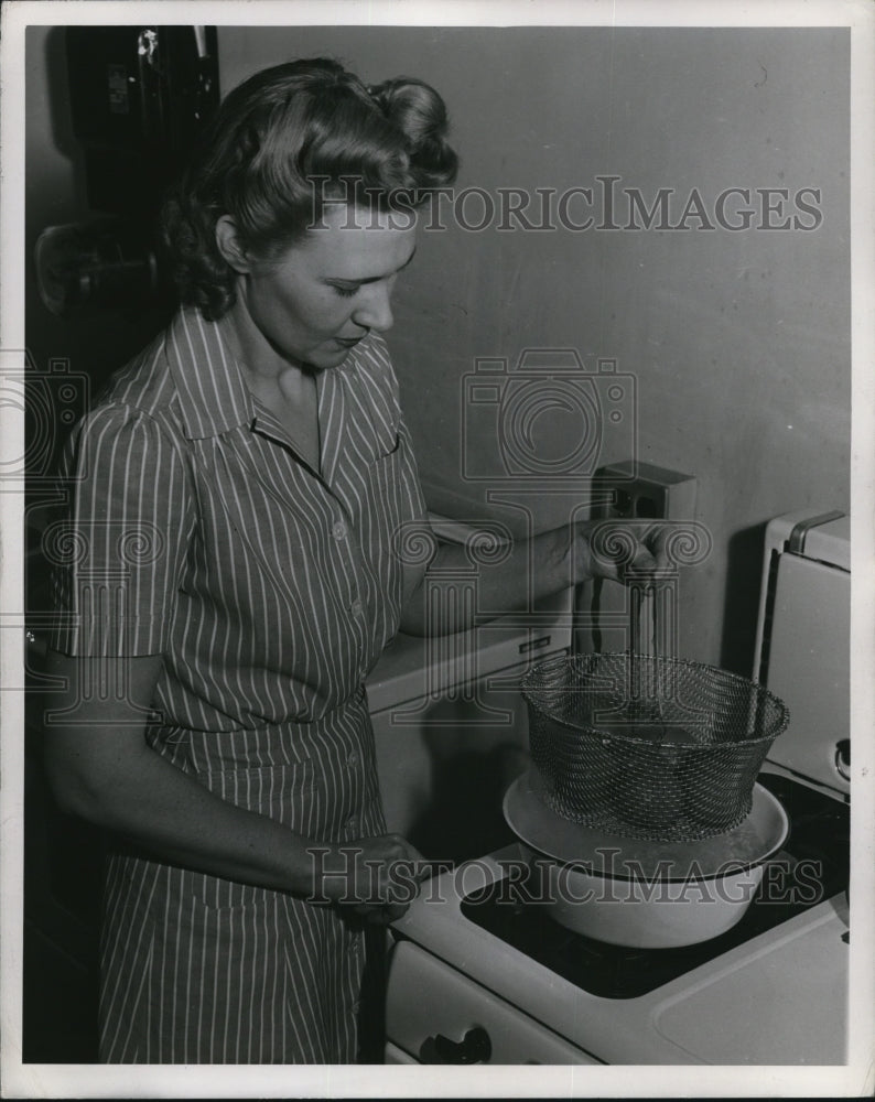 1944 Press Photo Mrs. Dawson puts the tomatoes to be canned one layer deep.