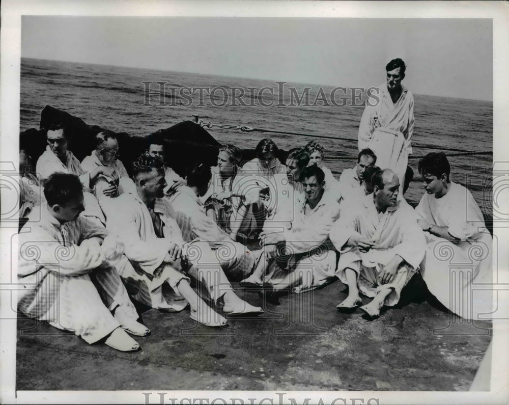 1944 Press Photo German Prisoners on the way to United States Coast Guard Boat