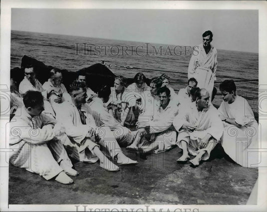 1944 Press Photo German Prisoners on the way to United States Coast Guard Boat