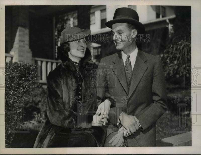 Load image into Gallery viewer, 1935 Press Photo Marie McIntyre &amp; fiance Frederick H Warren to wed tomorrow
