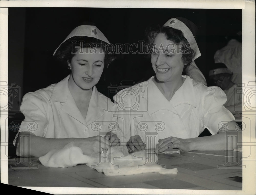 1943 Press Photo Wash DC Mrs John McClellan, Mrs Homer Ferguson Sen. wives