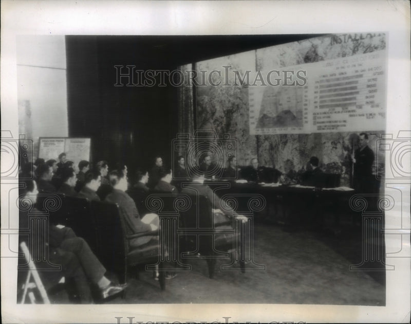 Load image into Gallery viewer, 1946 Press Photo GI Spokesman Presents Soldier Complaints at Frankfort War Room
