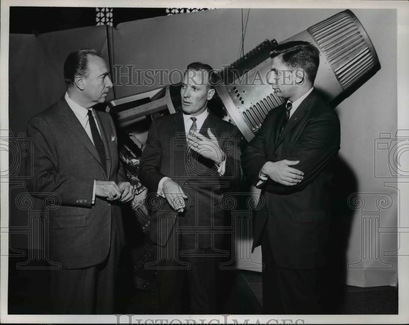 Load image into Gallery viewer, 1962 Press Photo Talking Space.
