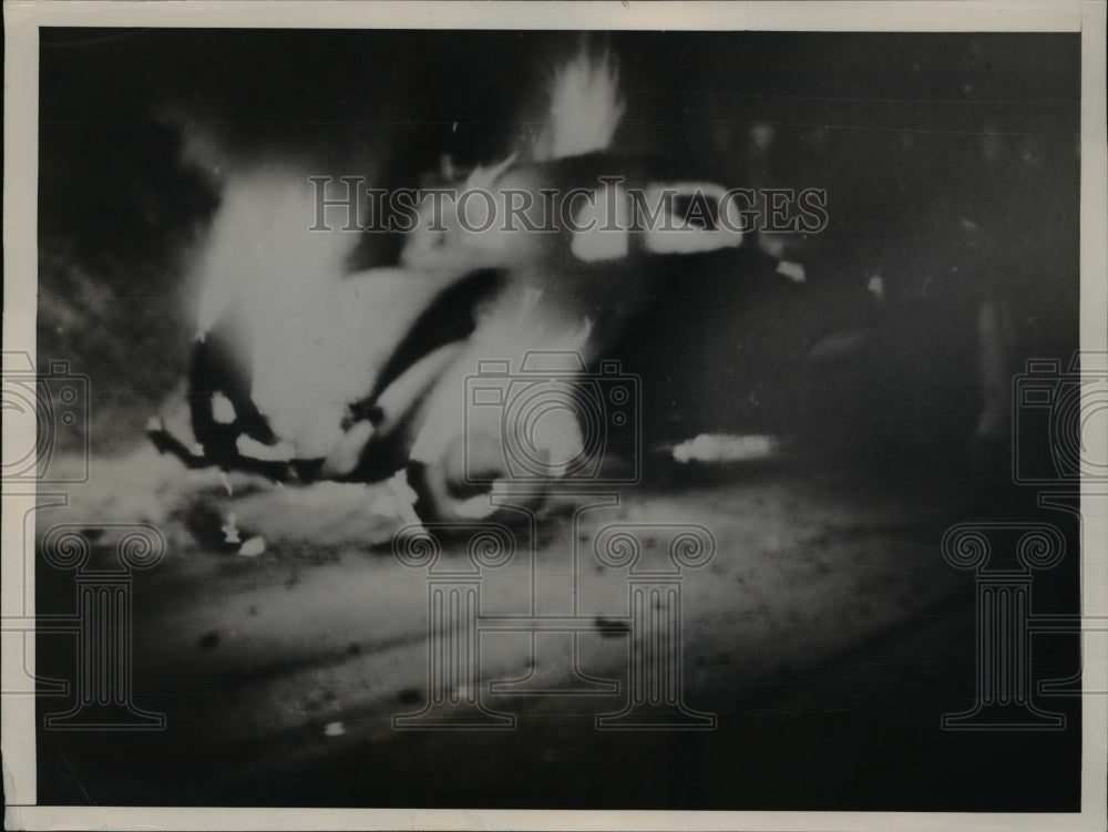 1936 Press Photo scene of tajic collision on highway near Memphis shows rescuers