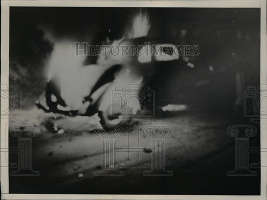 1936 Press Photo scene of tajic collision on highway near Memphis shows rescuers