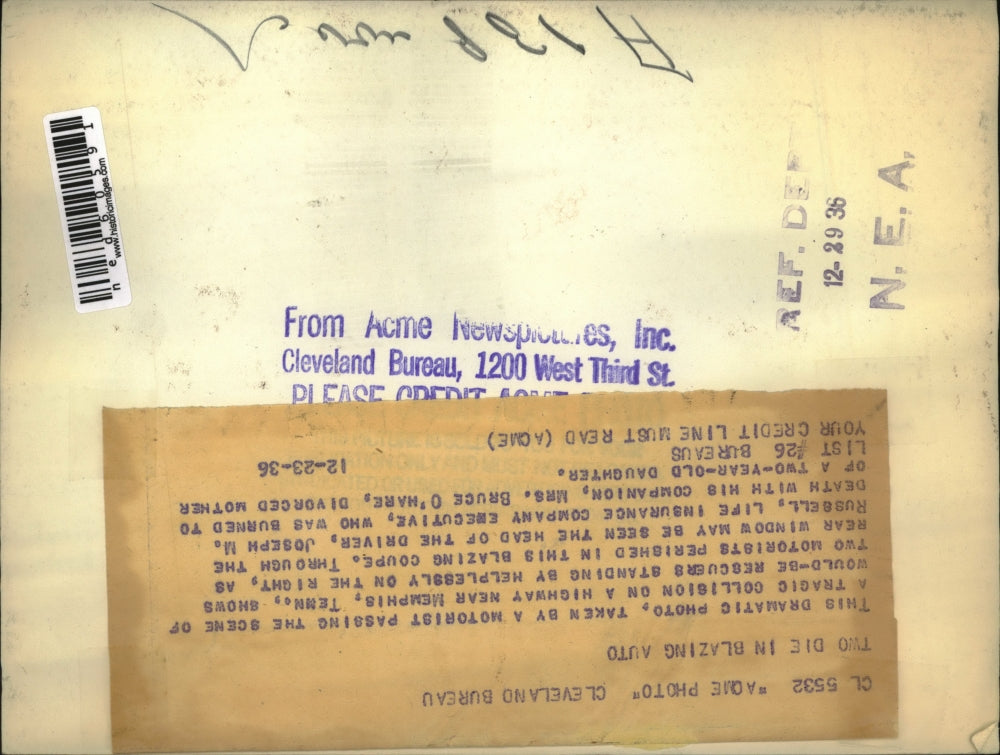 1936 Press Photo scene of tajic collision on highway near Memphis shows rescuers