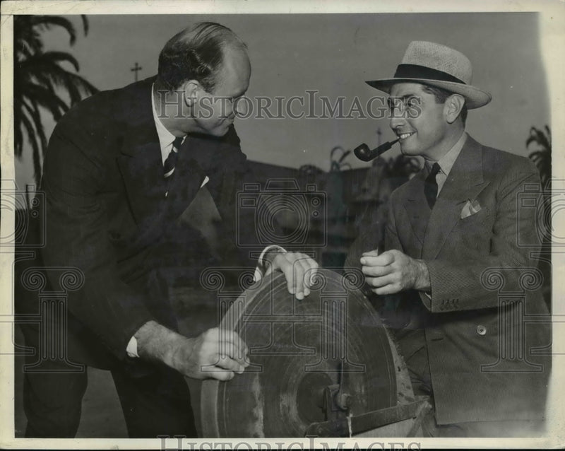 Load image into Gallery viewer, 1939 Press Photo LA Calif JM Elizalde of Philippines &amp; James Roosevelt
