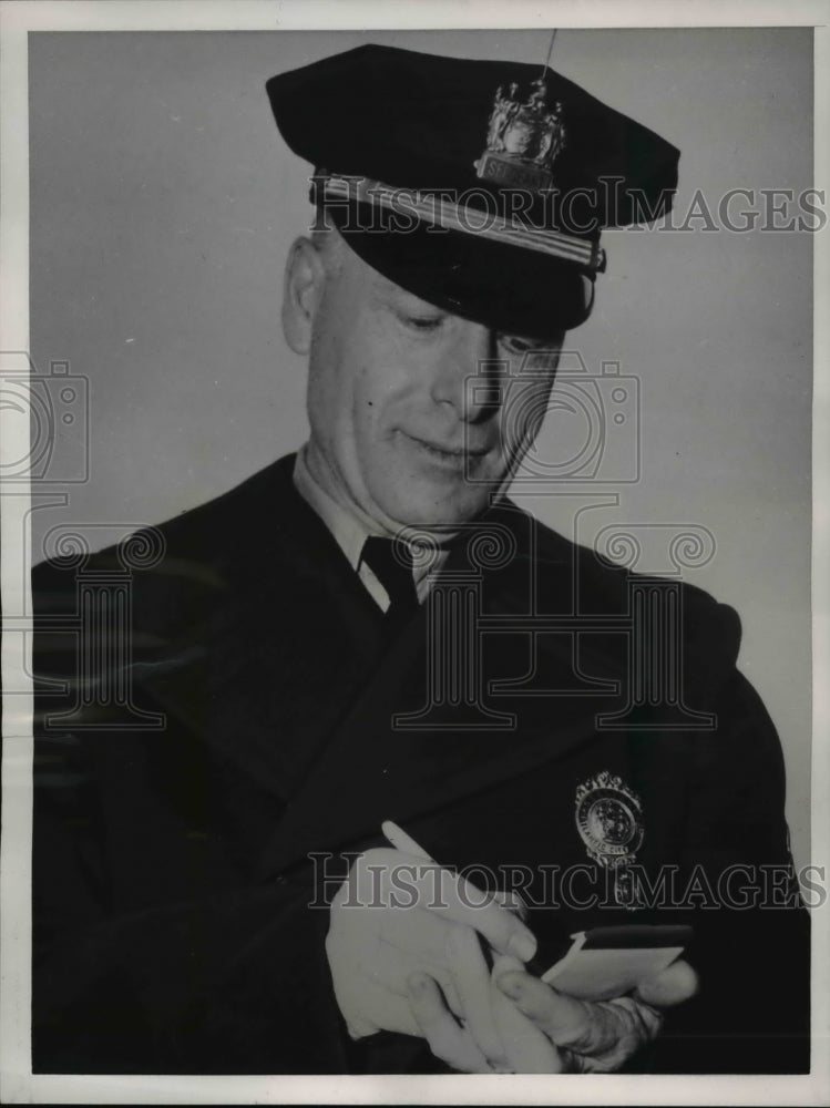 1954 Press Photo Atlantic City NJ police Sgt Albert Wilson & new radio for calls