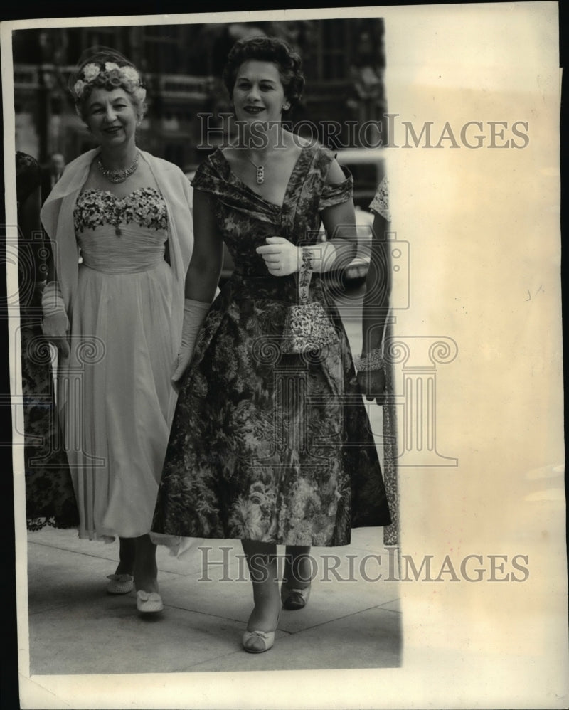 Load image into Gallery viewer, 1957 Press Photo London Grace B Doering &amp; London Judge Rose Heilbron
