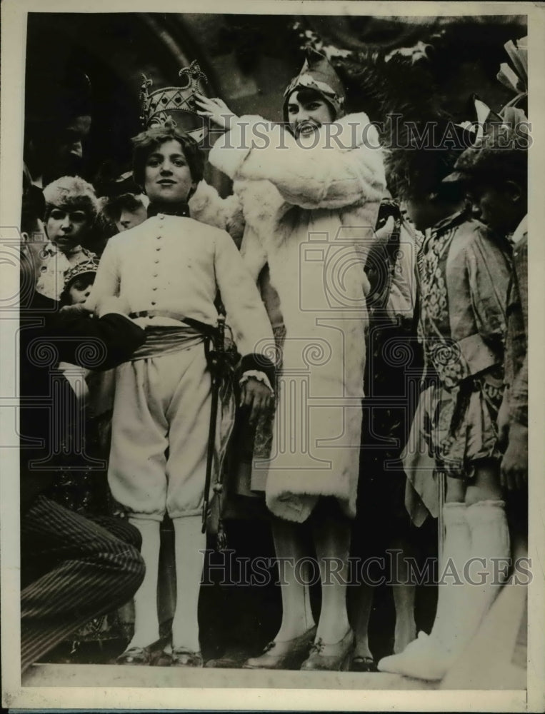 Load image into Gallery viewer, 1930 Press Photo Titi De Paris Crowned King of the Kids by Boulevard Assoc Paris
