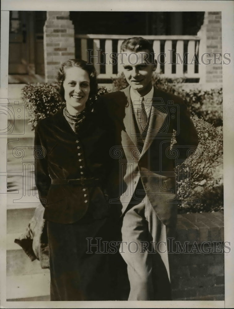 Load image into Gallery viewer, 1935 Press Photo Marie McIntyre will marry Frederick Hayes Warren on 10/26 in
