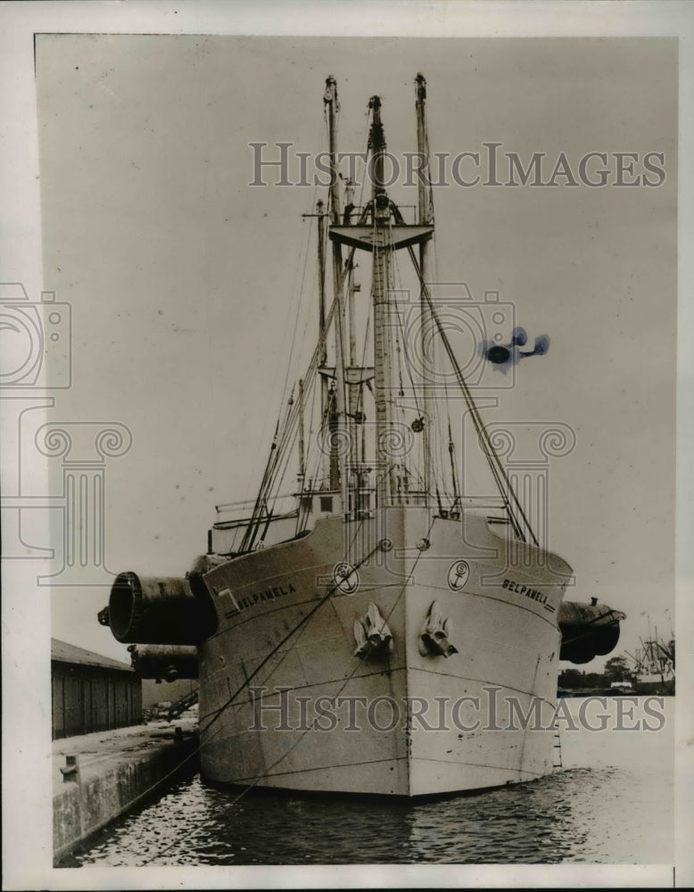 1938 Press Photo London England, Ship SS Belpamela loaded with oil towers