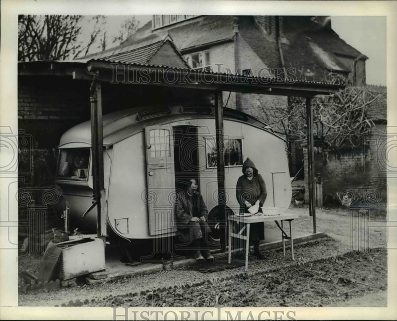 Load image into Gallery viewer, 1943 Press Photo Upnor England Rev FL Uppleby &amp; wife at trailer home
