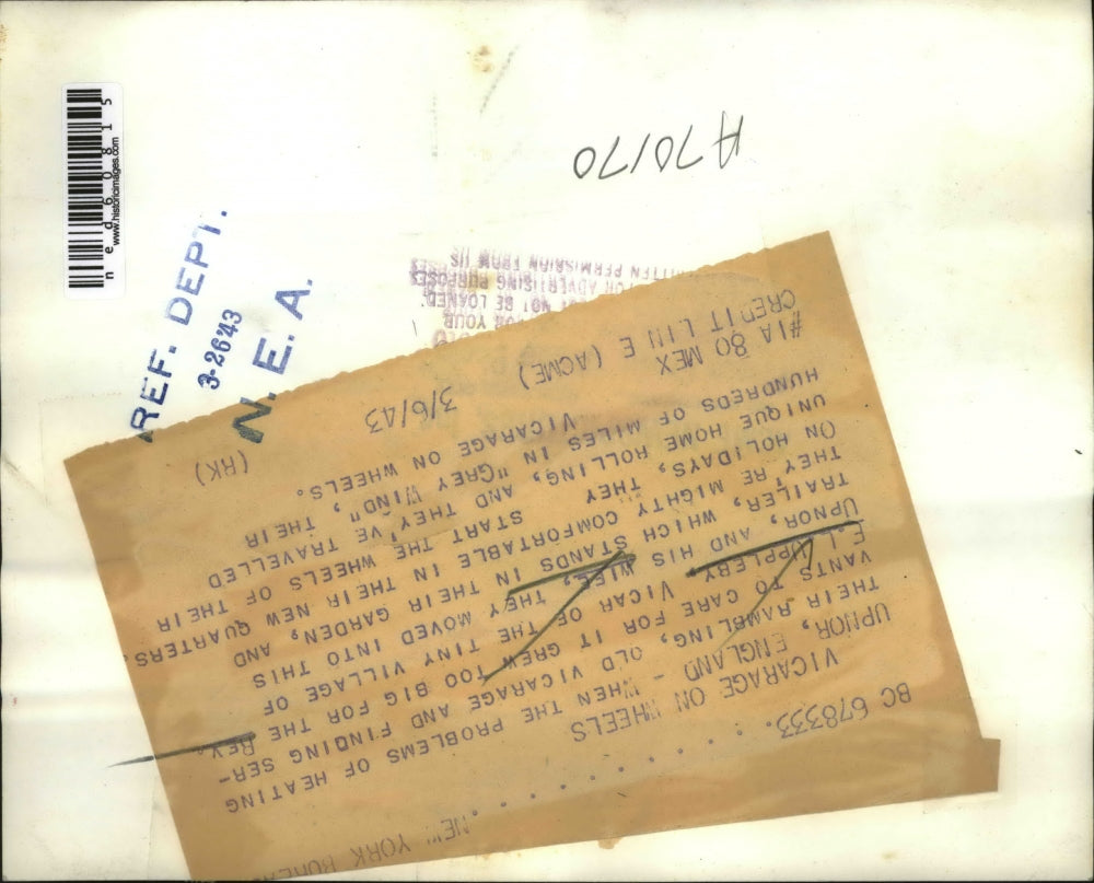 1943 Press Photo Upnor England Rev FL Uppleby & wife at trailer home