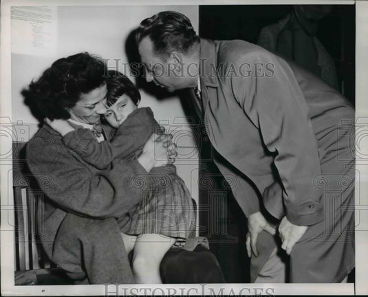 1955 Press Photo 7-Year-Old Kidnapping Victim Carol Tillotson Reunited w Parents