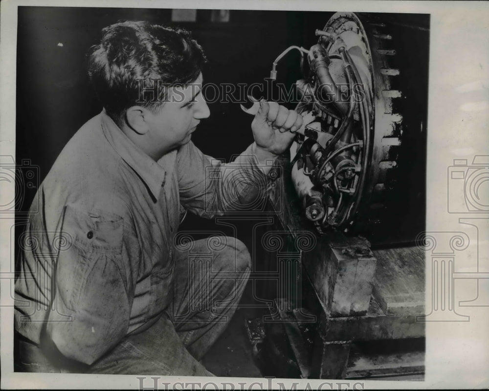 1947 Press Photo Thomas Sortino doing his job despite of a loss arm