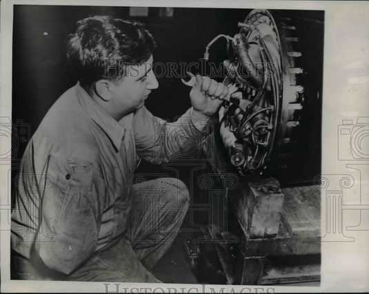 1947 Press Photo Thomas Sortino doing his job despite of a loss arm