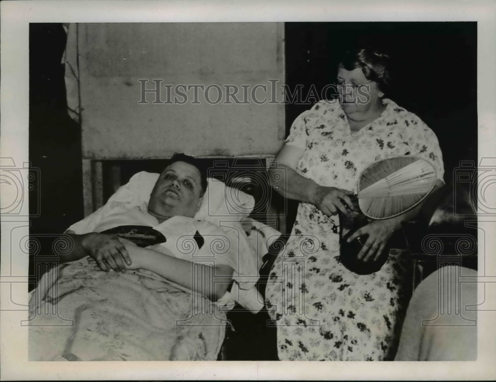 1938 Press Photo Joseph Unterreiner and his mother, Mrs. Margaret Unterreiner