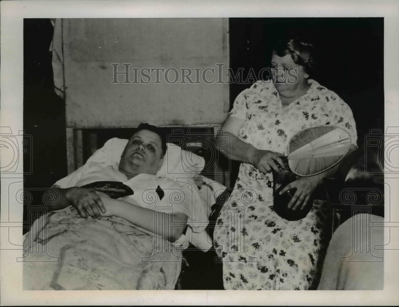 Load image into Gallery viewer, 1938 Press Photo Joseph Unterreiner and his mother, Mrs. Margaret Unterreiner
