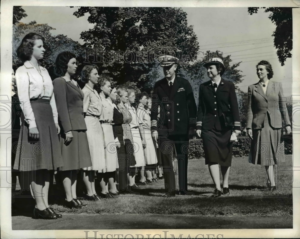 1942 Press Photo Capt Herbert Underwood, Lt Cmdr M McAfee & WAVES in Mass