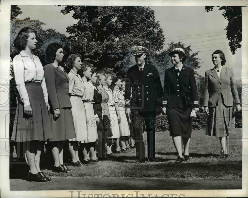 Load image into Gallery viewer, 1942 Press Photo Capt Herbert Underwood, Lt Cmdr M McAfee &amp; WAVES in Mass
