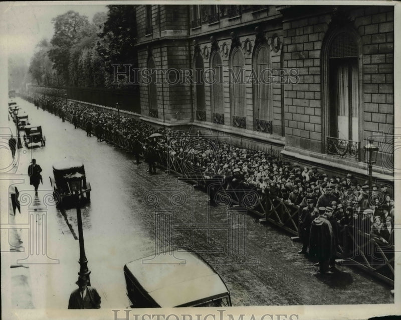 Load image into Gallery viewer, 1932 Press Photo Funeral Crowds, Elysee Palace for French President Paul Doumer
