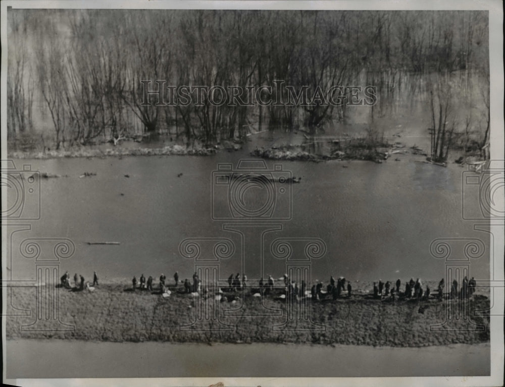 1935 Press Photo The workers trying to keep the Little River from their homes