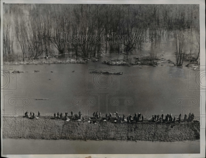 Load image into Gallery viewer, 1935 Press Photo The workers trying to keep the Little River from their homes
