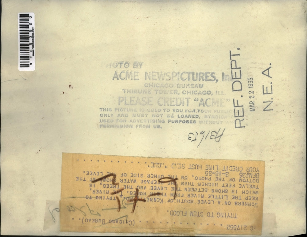 1935 Press Photo The workers trying to keep the Little River from their homes