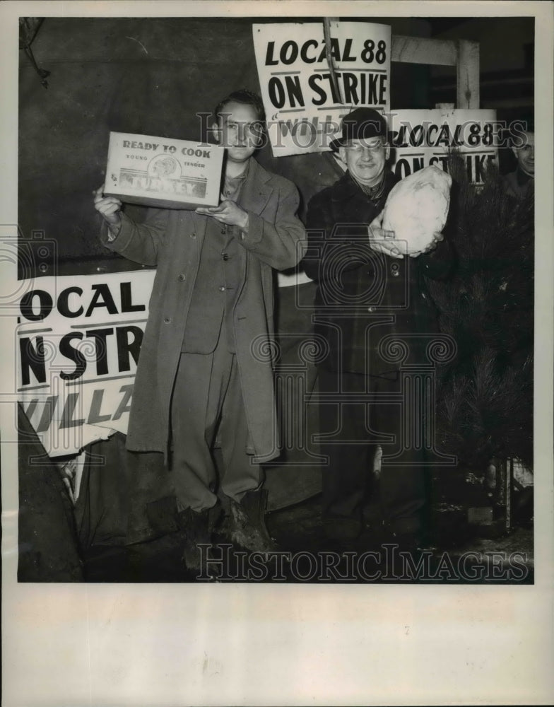Load image into Gallery viewer, 1951 Press Photo Christmas Turkeys from the Willard Storage Battery Company
