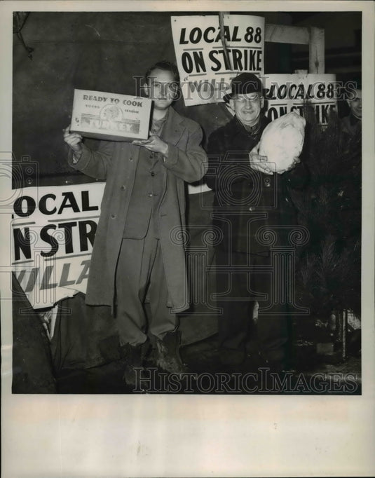 1951 Press Photo Christmas Turkeys from the Willard Storage Battery Company