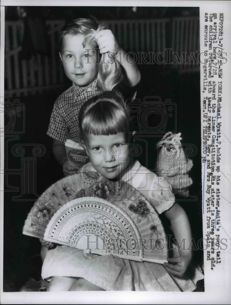 Load image into Gallery viewer, 1958 Press Photo Michael Wyatt holds sister Anita aboard Liner Constitution
