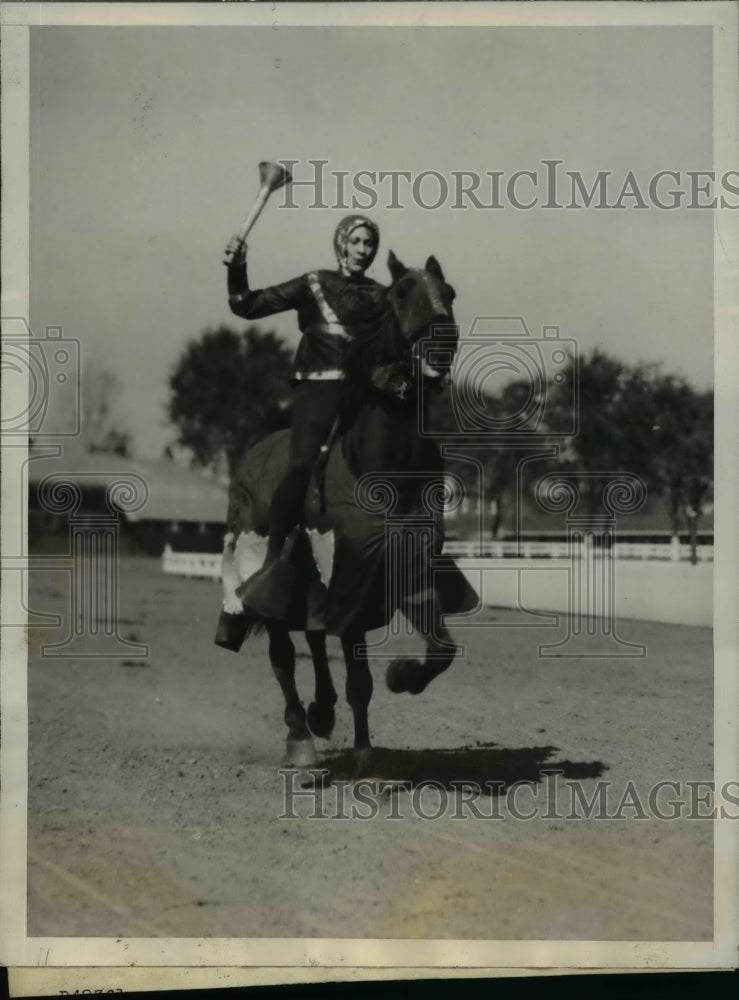 1927 Press Photo Mary Wolfgang as the Flare of Freedom in White Rose of New York