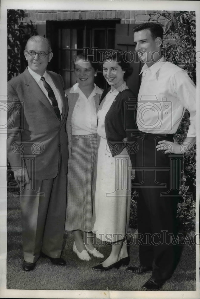 1955 Press Photo Dayna Hutchins & Tom Taylor with mother and father