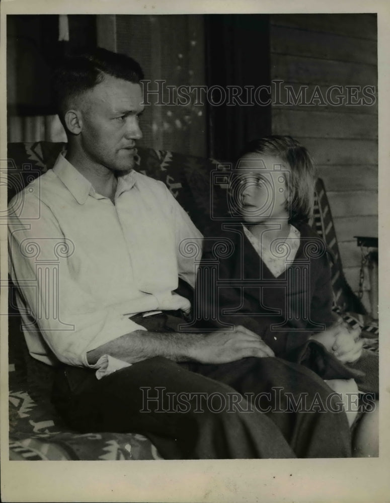 Load image into Gallery viewer, 1934 Press Photo Lillian Uber tells father how it happened
