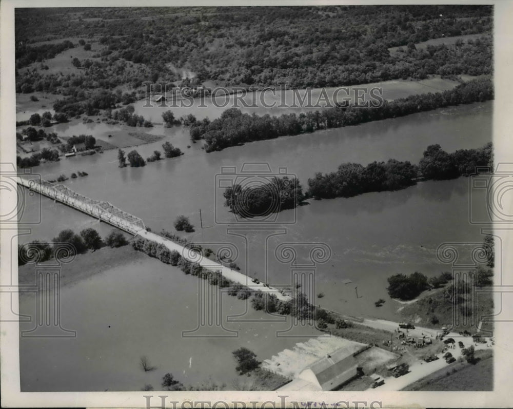 1947 Press Photo The aerial shot of St. Francis ville bridge across Des Molnes