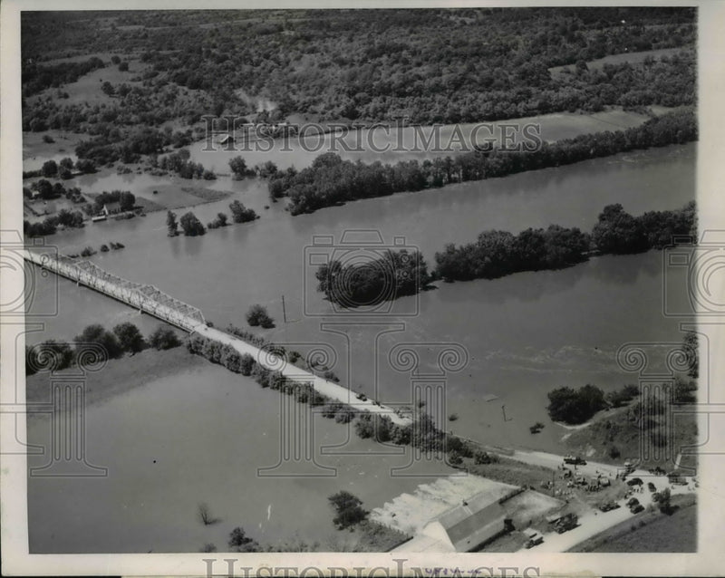 Load image into Gallery viewer, 1947 Press Photo The aerial shot of St. Francis ville bridge across Des Molnes

