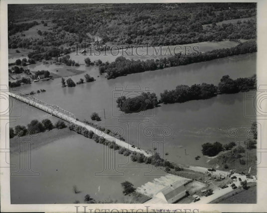 1947 Press Photo The aerial shot of St. Francis ville bridge across Des Molnes