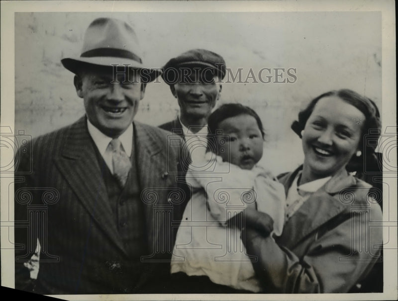 Load image into Gallery viewer, 1938 Press Photo J. Soldat with D.A.G. Smith, A. MacAuley and baby
