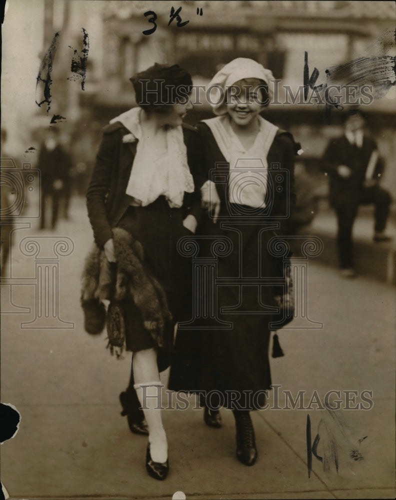 1916 Press Photo Young lady paying off freak election bet- Historic Images