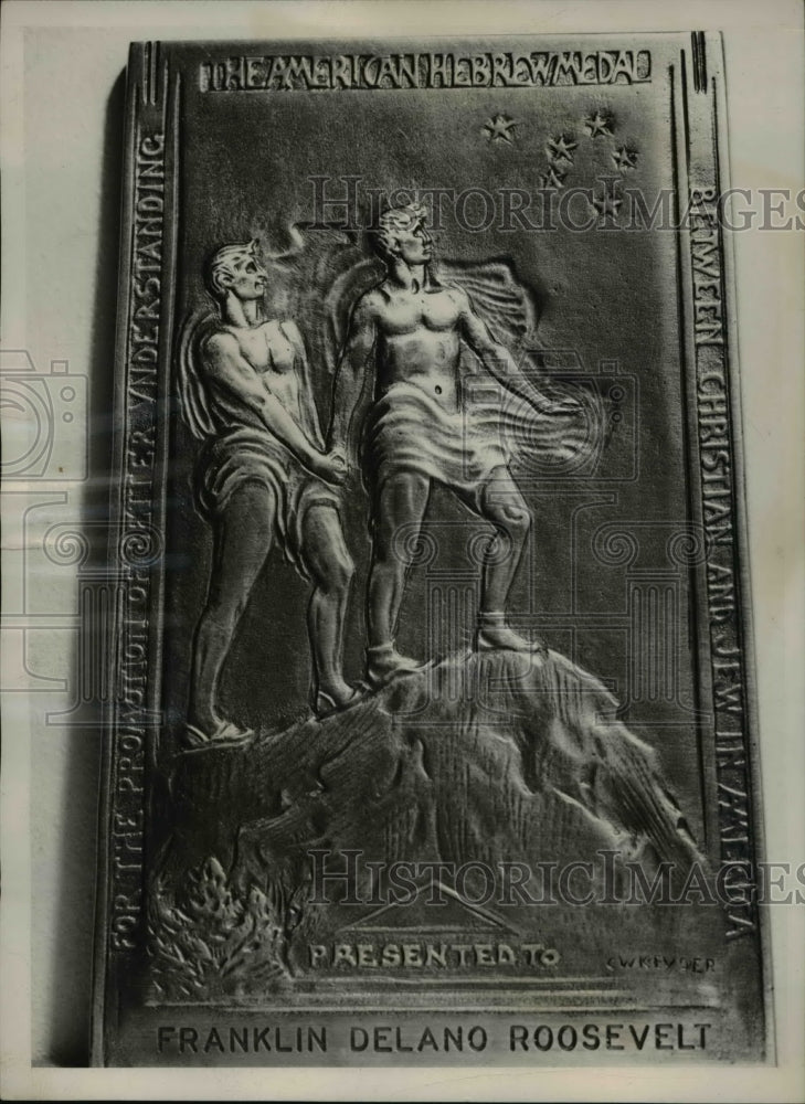 1939 Press Photo Closeup of medal presented to President Roosevelt