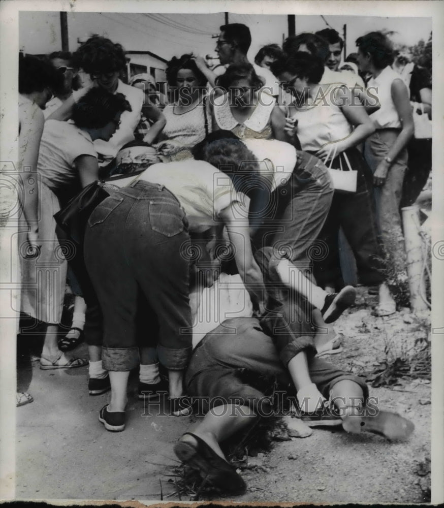 1955 Press Photo Two women employees of General Industries battle during strike- Historic Images